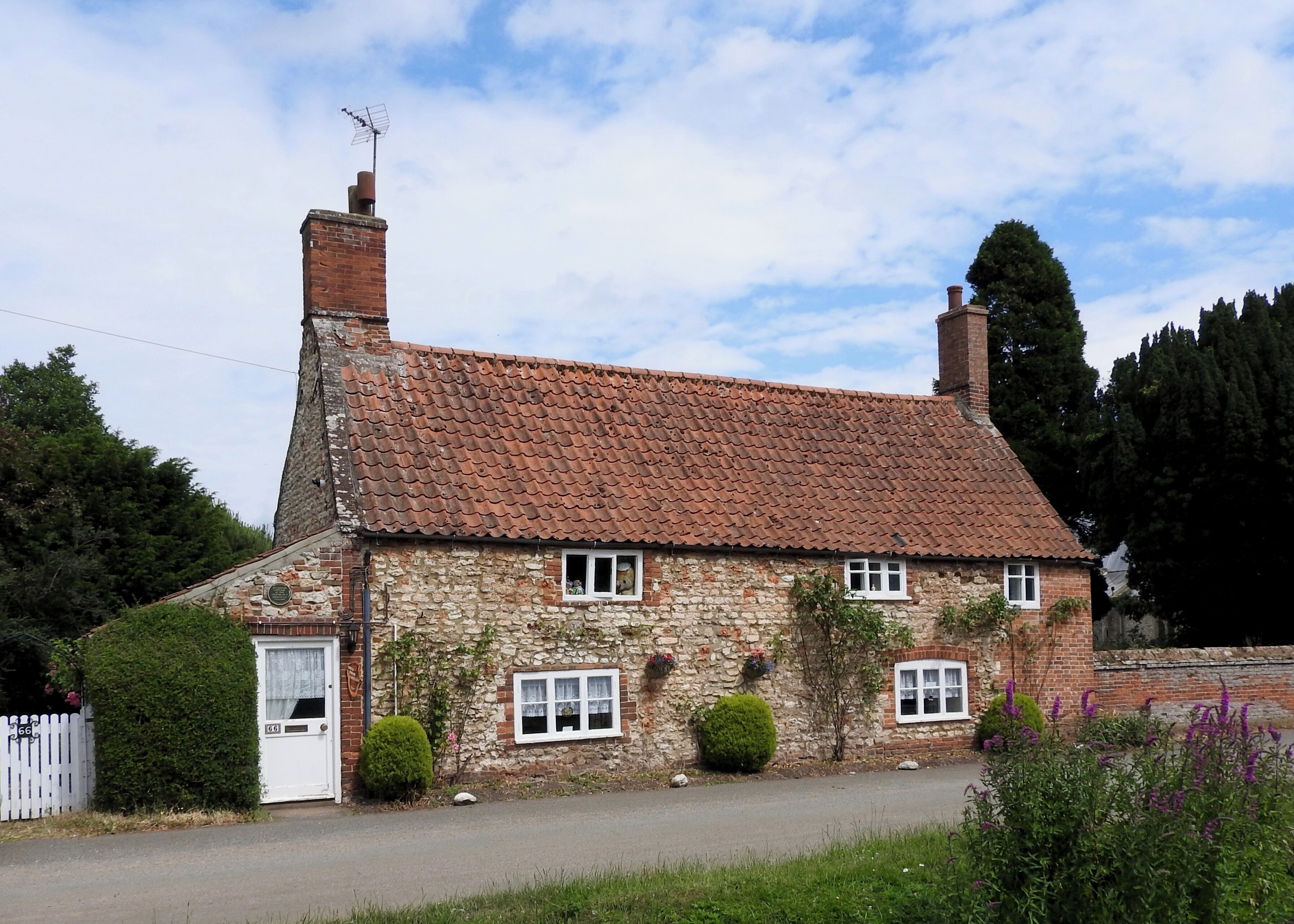 15th century cottage in the centre of a medieval village in Hunstanton, England.

#LikeALocal #OnTheRoad