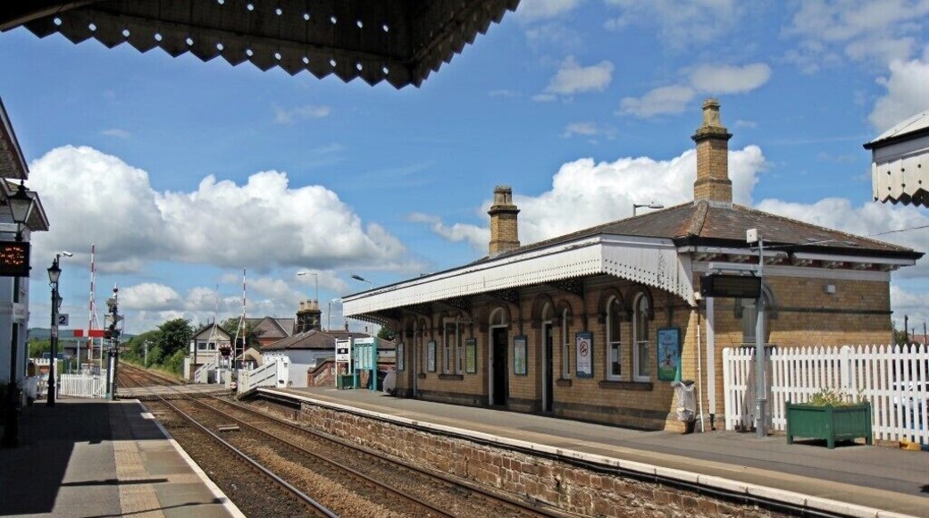 Ticket office and level crossing, Gobowen railway station