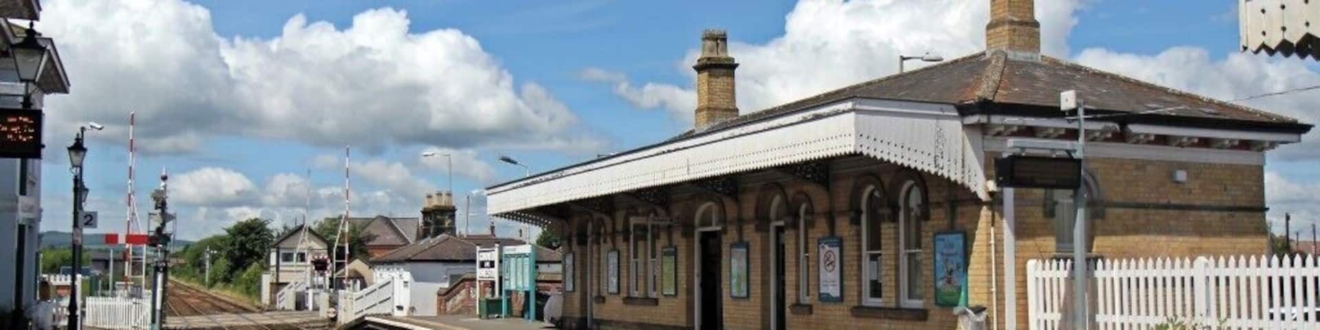 Ticket office and level crossing, Gobowen railway station