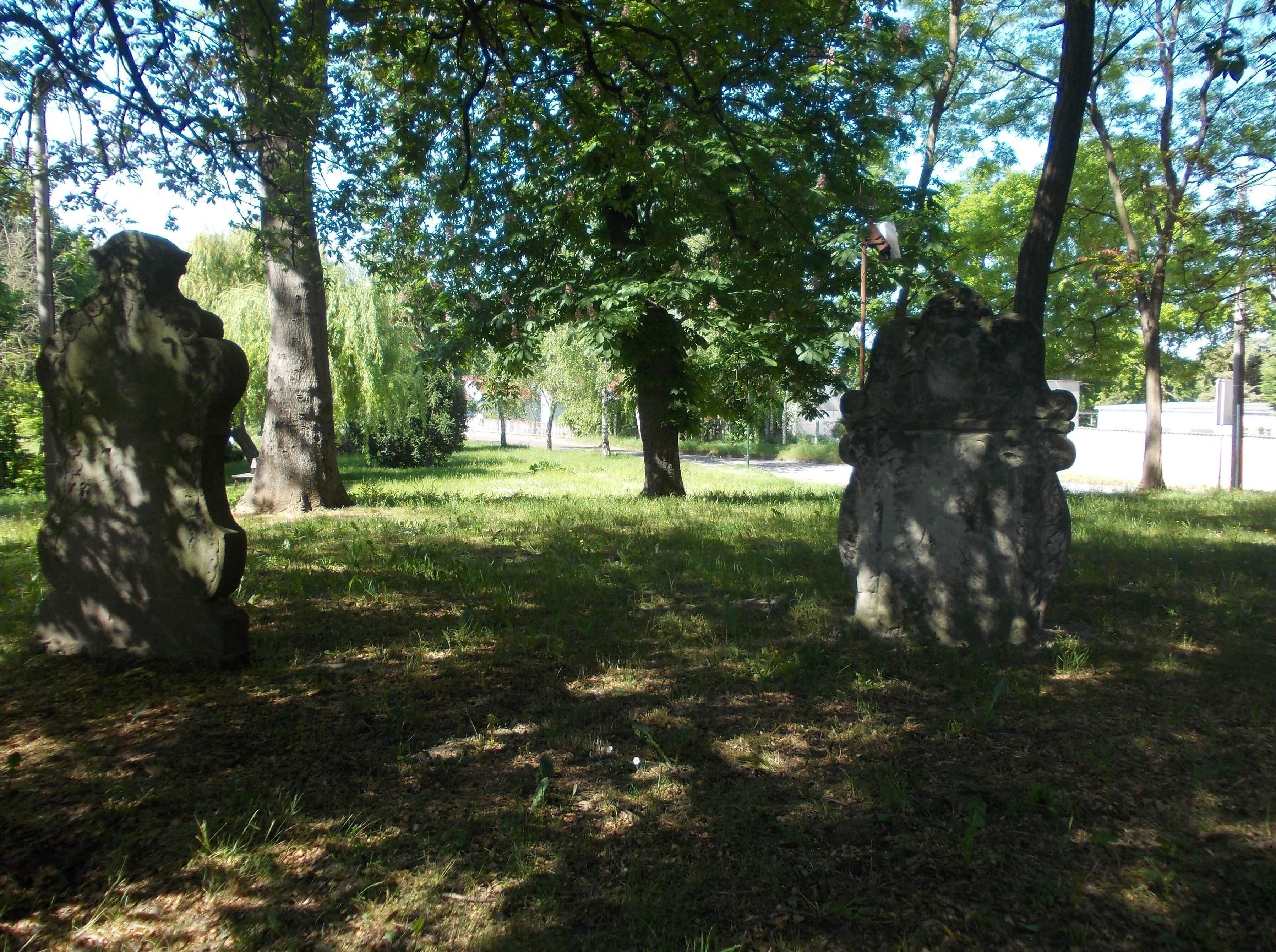 Un parque con esculturas de piedra y árboles.
