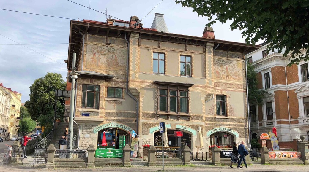 At the intersection of Victoria Street / Vasagatan is one of Gothenburg's most remarkable houses. It was built in 1890 and designed by H Hedlund and Y Rasmussen on behalf of SA Hedlund family. On the facade there are several large frescoes made by Torvald Rasmussen. Santas representing the family members and their occupations - book printer, photographer, architect, etc. (June 2018)
#OnTheRoad