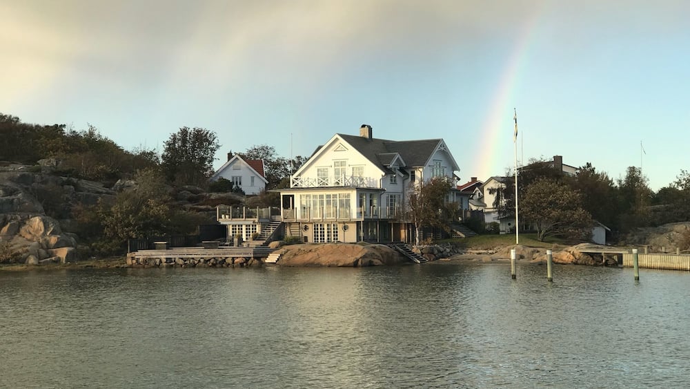 Around sunset we are at salt Holman the last stop in tram 11 to take the ferry to islands, we were waiting and a rainbow appeared on the skyline of this house it was so idyllic...