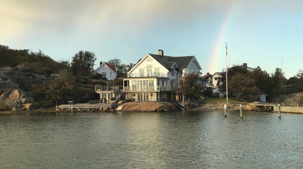 Around sunset we are at salt Holman the last stop in tram 11 to take the ferry to islands, we were waiting and a rainbow appeared on the skyline of this house it was so idyllic...
