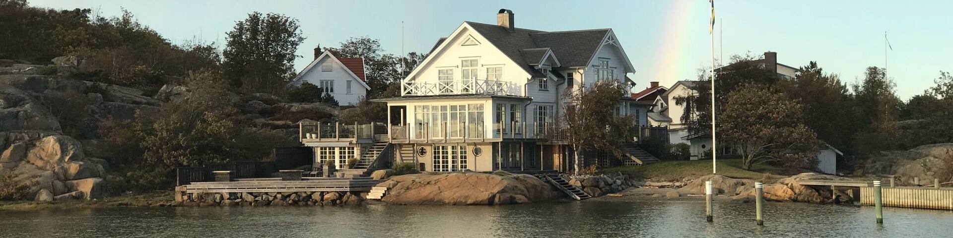 Around sunset we are at salt Holman the last stop in tram 11 to take the ferry to islands, we were waiting and a rainbow appeared on the skyline of this house it was so idyllic...
