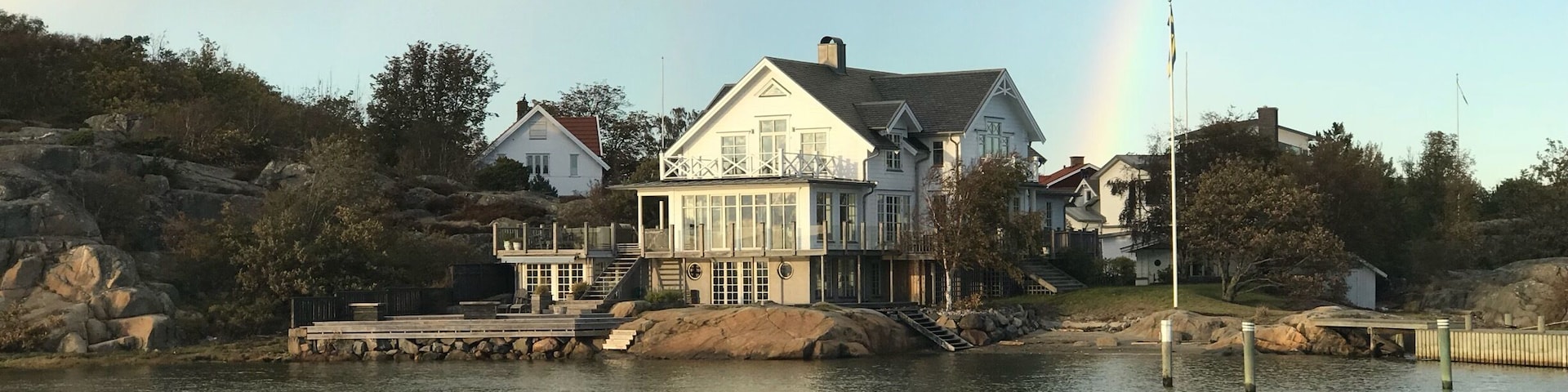 Around sunset we are at salt Holman the last stop in tram 11 to take the ferry to islands, we were waiting and a rainbow appeared on the skyline of this house it was so idyllic...