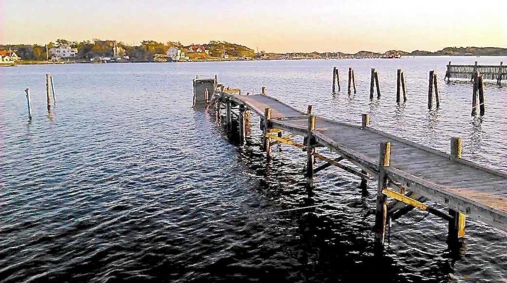 Billdal´s bathing site (Billdalsbadet) looking towards "Killingsholmen".
Photo taken an evening in April, and the badly storm damaged boat jetties have yet to be repaired...