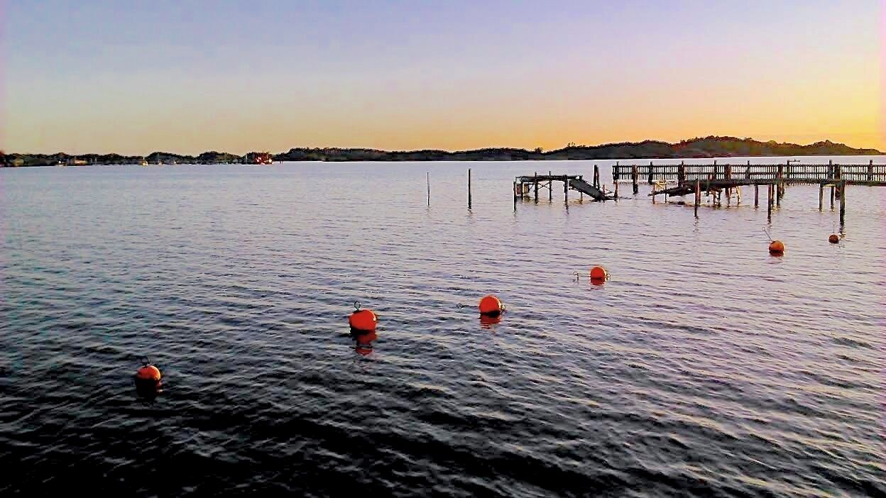 Sunset at "Billdalsbadet" - off season. (As you could guess from the look of that jetty!)

April, and that boat jetty really needs to have some repair done soon.... The winter storms have taken their toll on the jetties along the coast here!

#GoldenHour