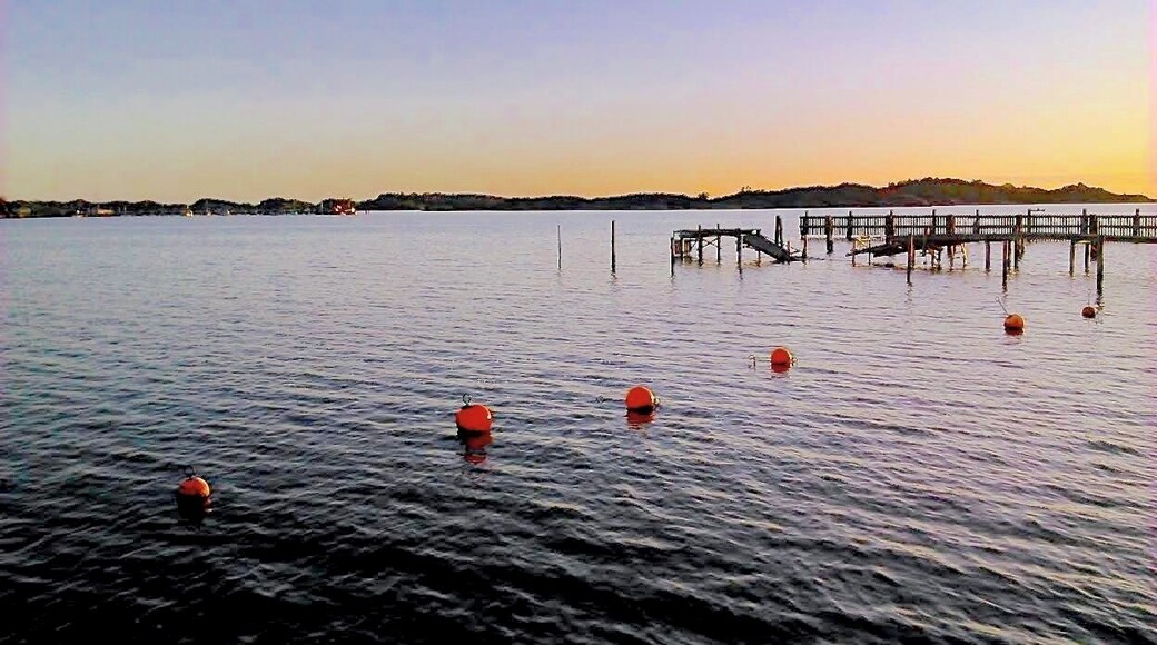Sunset at "Billdalsbadet" - off season. (As you could guess from the look of that jetty!)
April, and that boat jetty really needs to have some repair done soon.... The winter storms have taken their toll on the jetties along the coast here!
#GoldenHour