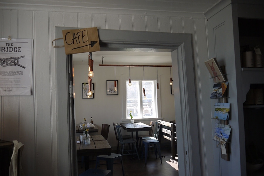 We stopped at this café to grab some lunch. The chicken wrap with apple was delicious and the tea went perfectly with a breezy day. The guy who served us was really friendly and helpful, and the ice cream you can get round the side of the café was a great way to end our day on Styrsö. #troveon #sweetspot #cafe #cute