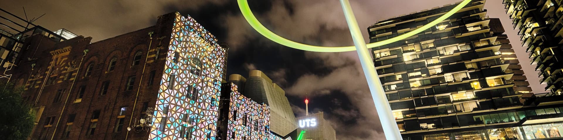 Central Park Sydney has the old brewery facade lit up with a colourful projection thats worth checking out this Vivid Sydney
#VividSydney #CentralParkSyd #CentralParkSydney #traveltherenext @traveltherenext #troveon @VividSydney @CentralParkSyd