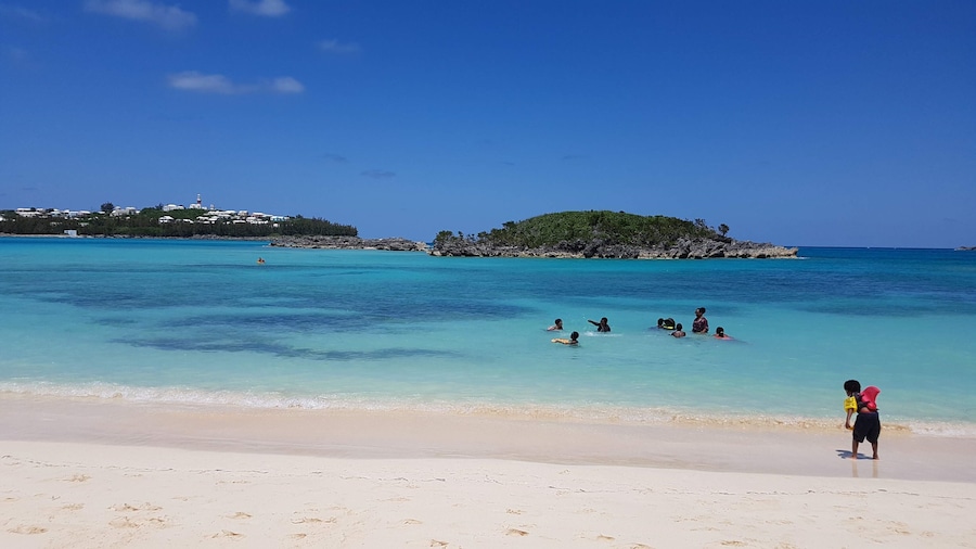 Look, I found a shark!
On Turtle Bay in Bermuda I got acquainted with the latest floating devices for kids.
#LifeAtExpedia #Bermuda