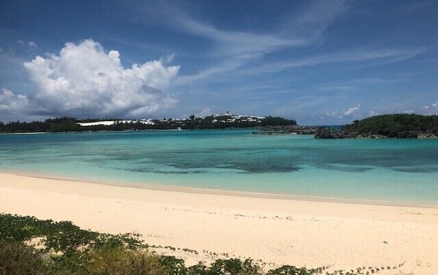 This is a cozy beach on the far side of Bermuda. Seems untouched to mankind and barely anyone knew it was there. At most we only saw 4 other people the entire day spent here.
#LifeAtExpedia