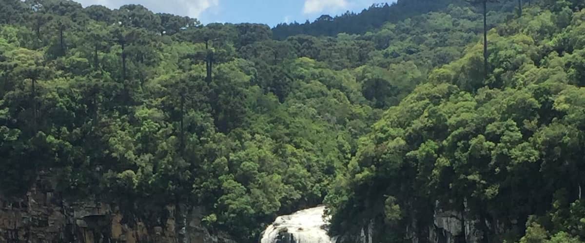 A cascata caracol é um dos lugares mais bonitos de canela. você pode ver o local  de um mirante ou de um bondinho. recomendo mas o bondinho, que tem alguns pontos de parada para fotos. 
Caracol Falls is one of the most beautiful places in Canela. you can see ir from The lookout or from tram, which I recommend because of the stops where you can take pictures