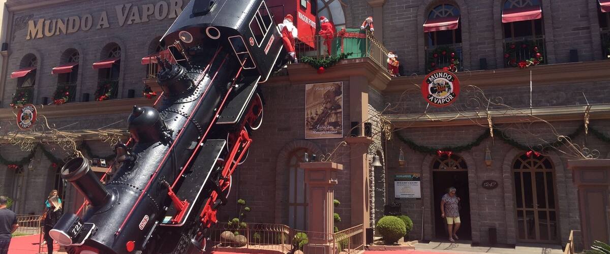 Mundo a vapor é bem legal pra quem gosta de história. Lá dentro funcionam várias tipos de máquinas. A mais legal é a máquina que faz papel e deixa uma lembrancinha pros visitantes.
E esse trem da fechada é a reprodução de um acidente que realmente aconteceu.
Mundo a Vapor is great for people who like history. There are several kinds of machines inside. The best one is the machine that makes paper and leave a souvenir to visitors. And this train in front of the building is the reproduction of an accident that really happened.
