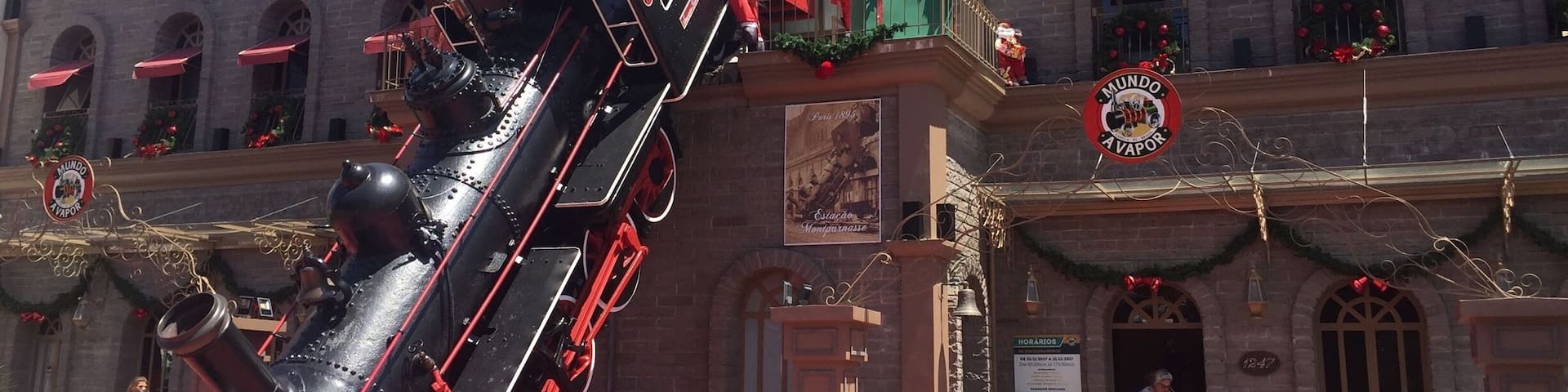 Mundo a vapor é bem legal pra quem gosta de história. Lá dentro funcionam várias tipos de máquinas. A mais legal é a máquina que faz papel e deixa uma lembrancinha pros visitantes.
E esse trem da fechada é a reprodução de um acidente que realmente aconteceu.
Mundo a Vapor is great for people who like history. There are several kinds of machines inside. The best one is the machine that makes paper and leave a souvenir to visitors. And this train in front of the building is the reproduction of an accident that really happened.