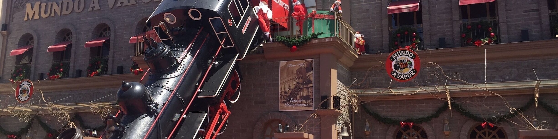 Mundo a vapor é bem legal pra quem gosta de história. Lá dentro funcionam várias tipos de máquinas. A mais legal é a máquina que faz papel e deixa uma lembrancinha pros visitantes.
E esse trem da fechada é a reprodução de um acidente que realmente aconteceu.
Mundo a Vapor is great for people who like history. There are several kinds of machines inside. The best one is the machine that makes paper and leave a souvenir to visitors. And this train in front of the building is the reproduction of an accident that really happened.