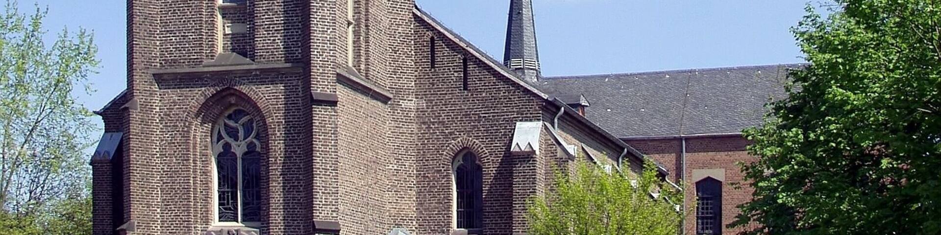 Katholische Kirche St. Johann Baptist in Refrath (Bergisch Gladbach), erbaut im 19. Jahrhundert.