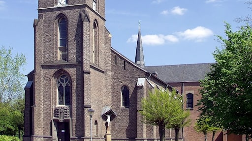 Katholische Kirche St. Johann Baptist in Refrath (Bergisch Gladbach), erbaut im 19. Jahrhundert.