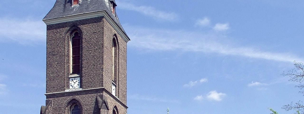 Katholische Kirche St. Johann Baptist in Refrath (Bergisch Gladbach), erbaut im 19. Jahrhundert.