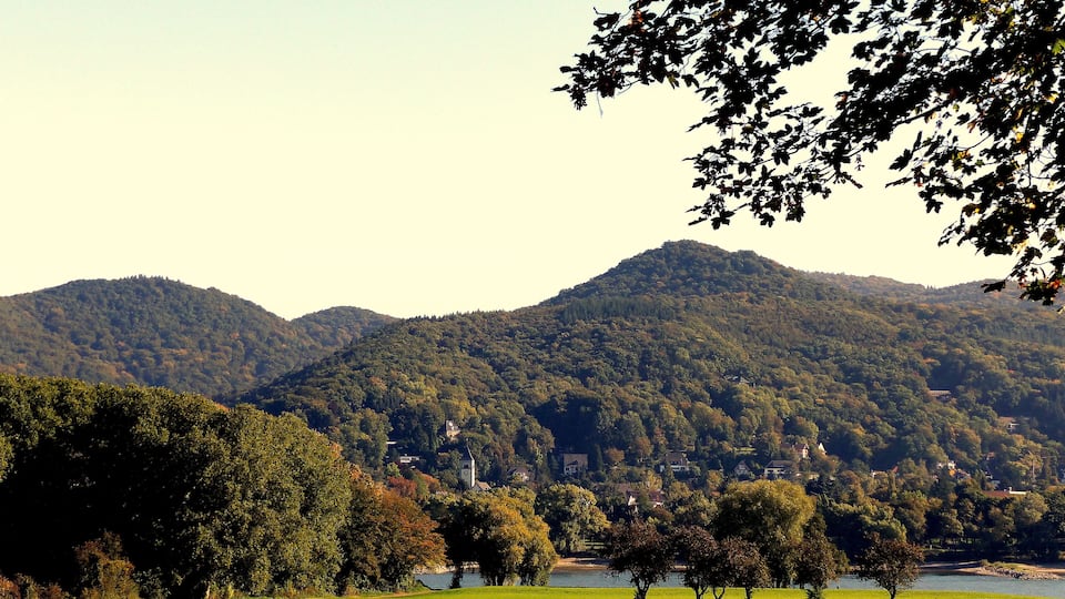Blick auf Bad Honnef und den Stadtteil Rhöndorf von der Rheinebene bei Mehlem