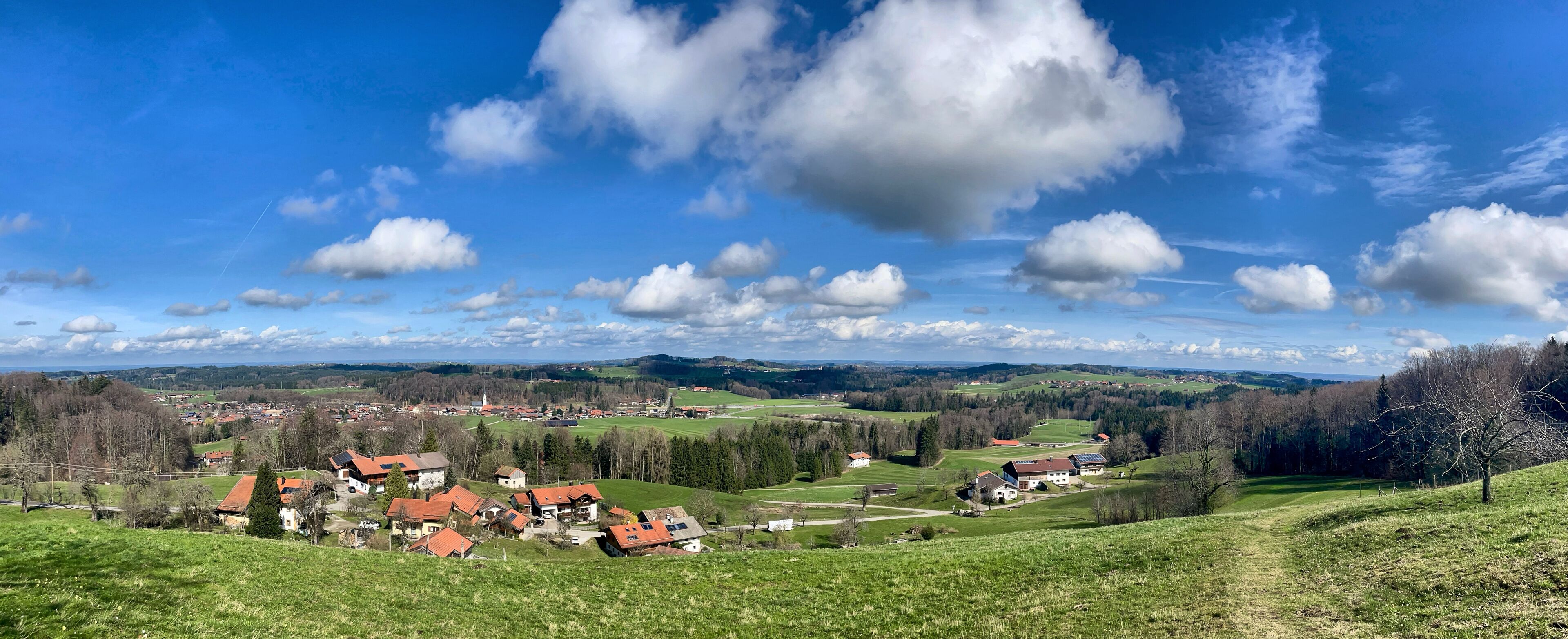 Blick über Frasdorf im Chiemgau mit blauem Himmel und kleinen weißen Wolken, Bayern, Deutschland