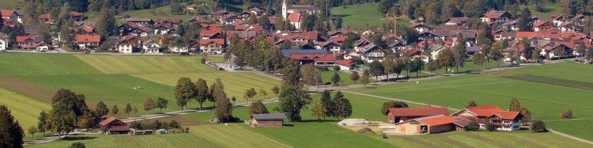 The landscape all around looks pretty #green from the top of Neuschwanstein Castle
#mountains