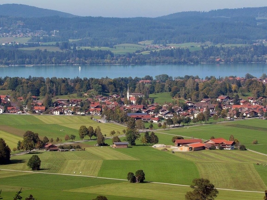 The landscape all around looks pretty #green from the top of Neuschwanstein Castle
#mountains