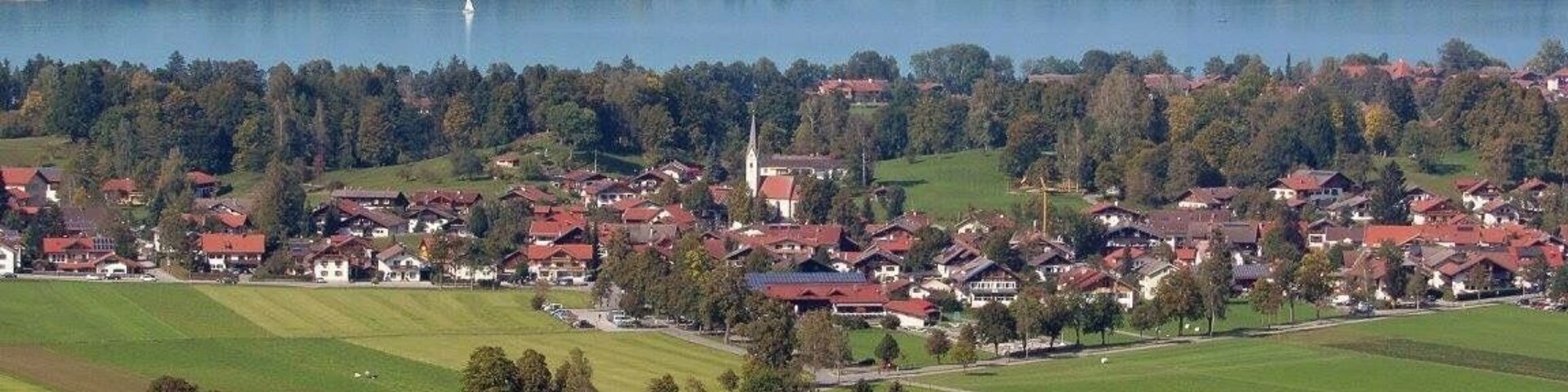 The landscape all around looks pretty #green from the top of Neuschwanstein Castle
#mountains