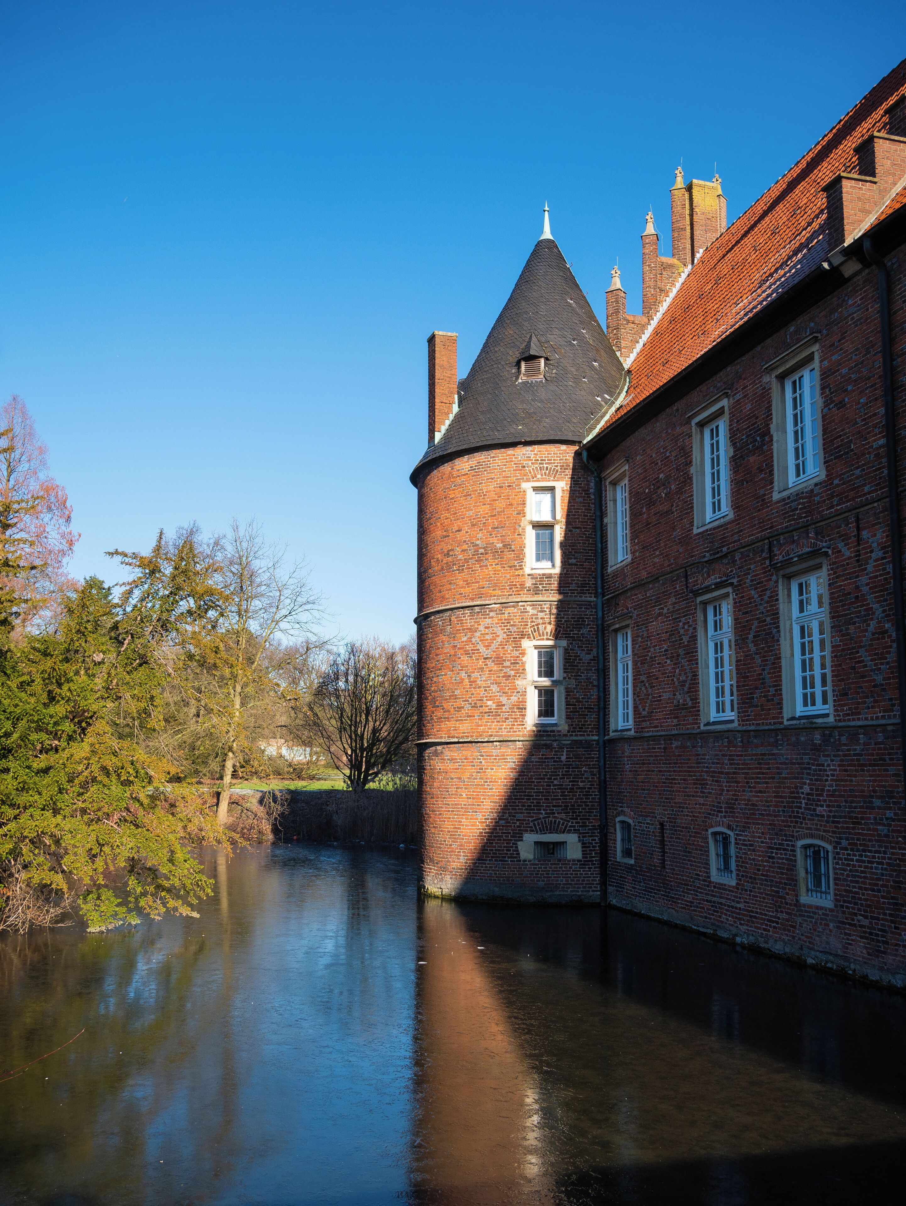 The palace gardens in Herten are a beautiful place for architecture, landscape and wildlife photography. They are hardly an insider tip though so expect a lot of people. 