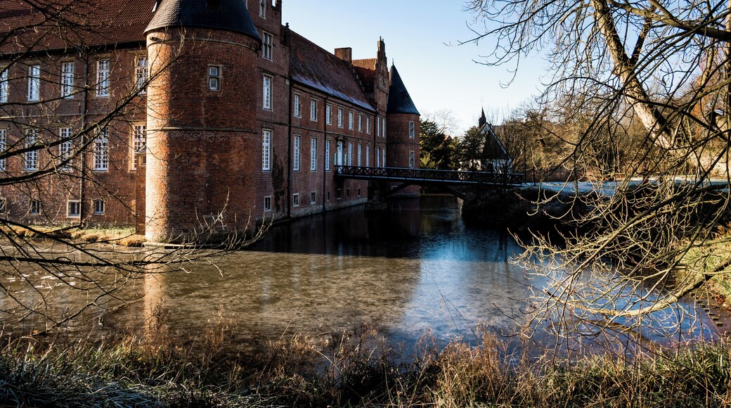 The palace gardens in Herten are a beautiful place for architecture, landscape and wildlife photography. They are hardly an insider tip though so expect a lot of people.