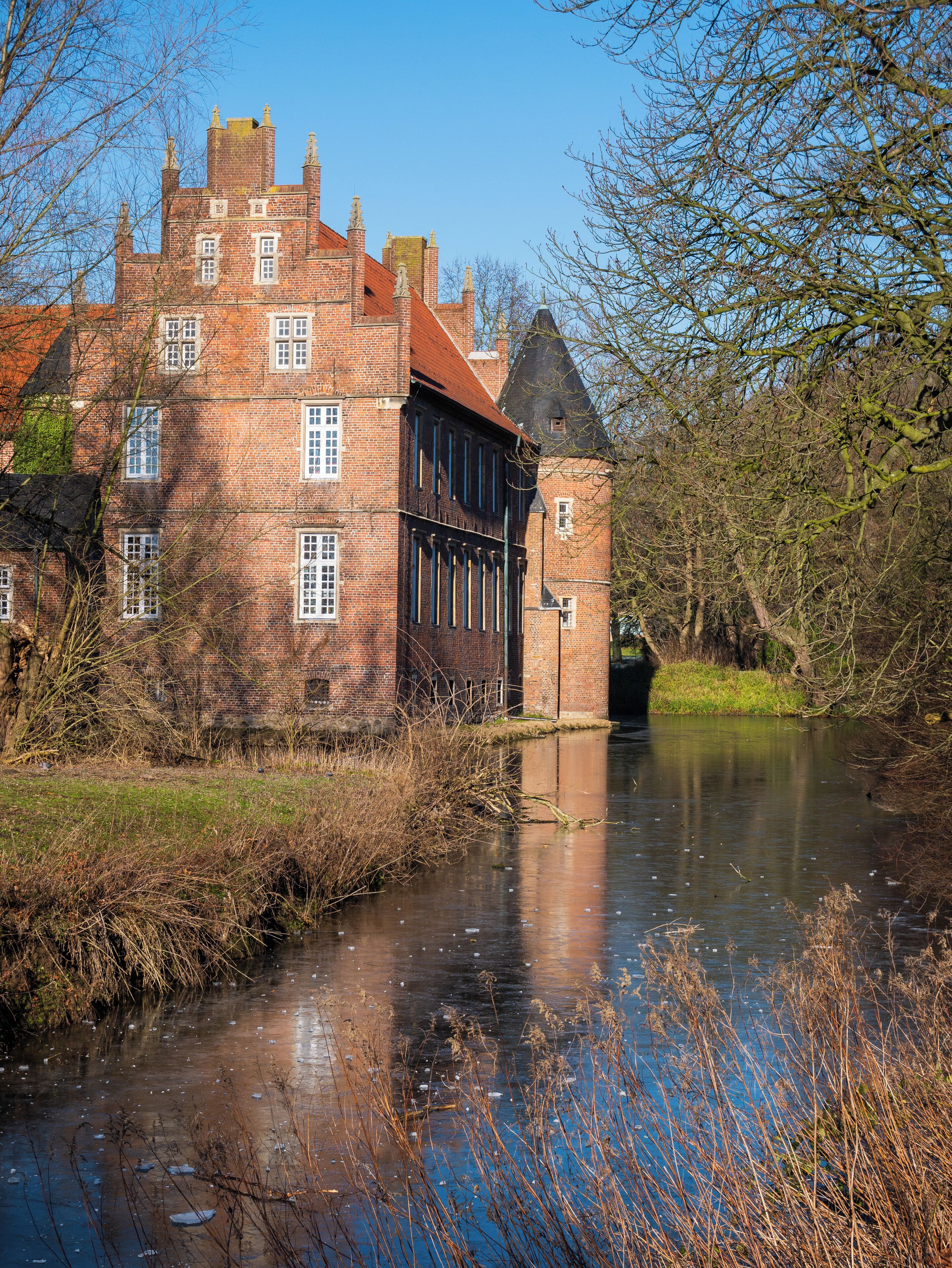 The palace gardens in Herten are a beautiful place for architecture, landscape and wildlife photography. They are hardly an insider tip though so expect a lot of people. 