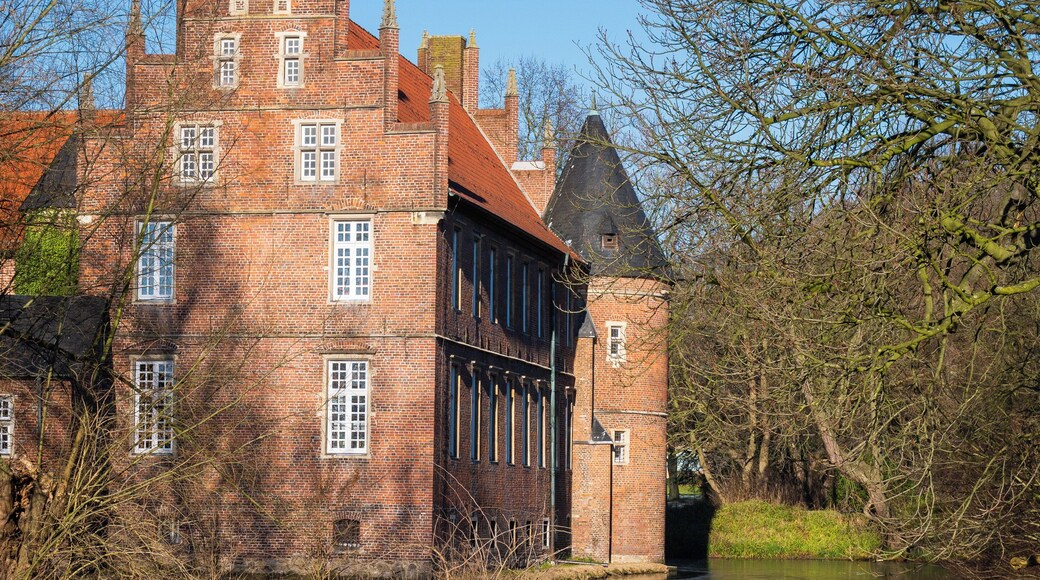 The palace gardens in Herten are a beautiful place for architecture, landscape and wildlife photography. They are hardly an insider tip though so expect a lot of people.