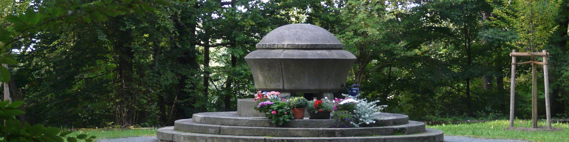 Nahe dem Ort Schupf gelegenes Mahnmal der Opfer des Konzentrationslagers Hersbruck.