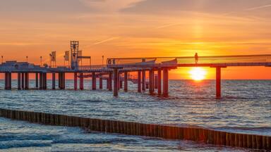 Seebrücke Koserow, Insel Usedom, Deutschland, im sanften Licht eines April-Sonnenaufgangs. Weitwinkelpanorama über ruhiges Meer, Symbol für Freiheit, Besinnung und Lebensweg.