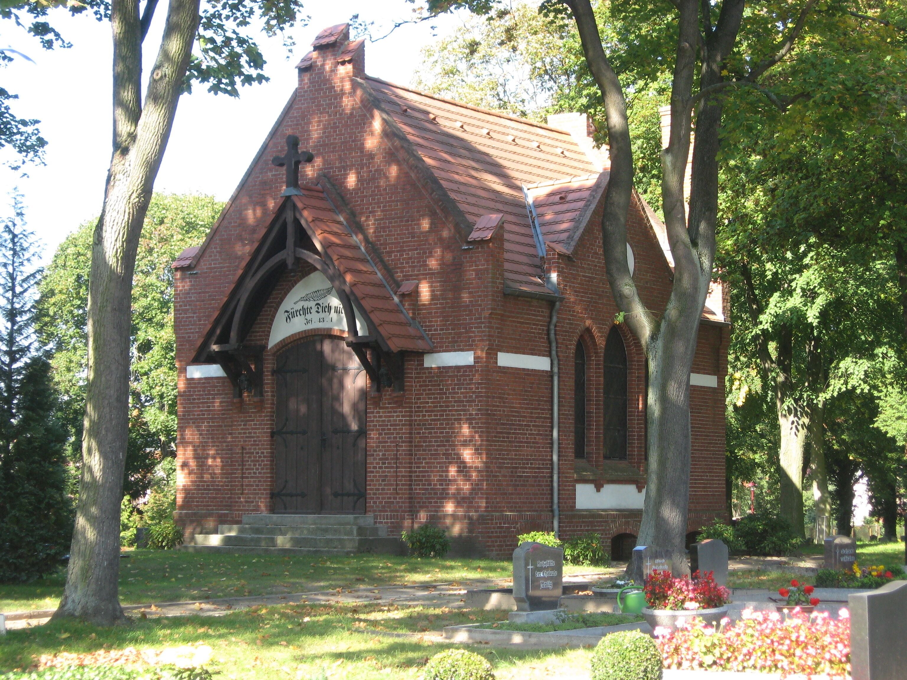 unter Denkmalschutz stehende Friedhofskapelle in Liebenwalde, Ansicht von der Hammerallee aus