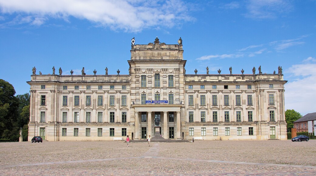 Das Baudenkmal Schloss Ludwigslust in Ludwigslust, Mecklenburg-Vorpommern, Deutschland wurde von 1772 bis 1776 errichtet