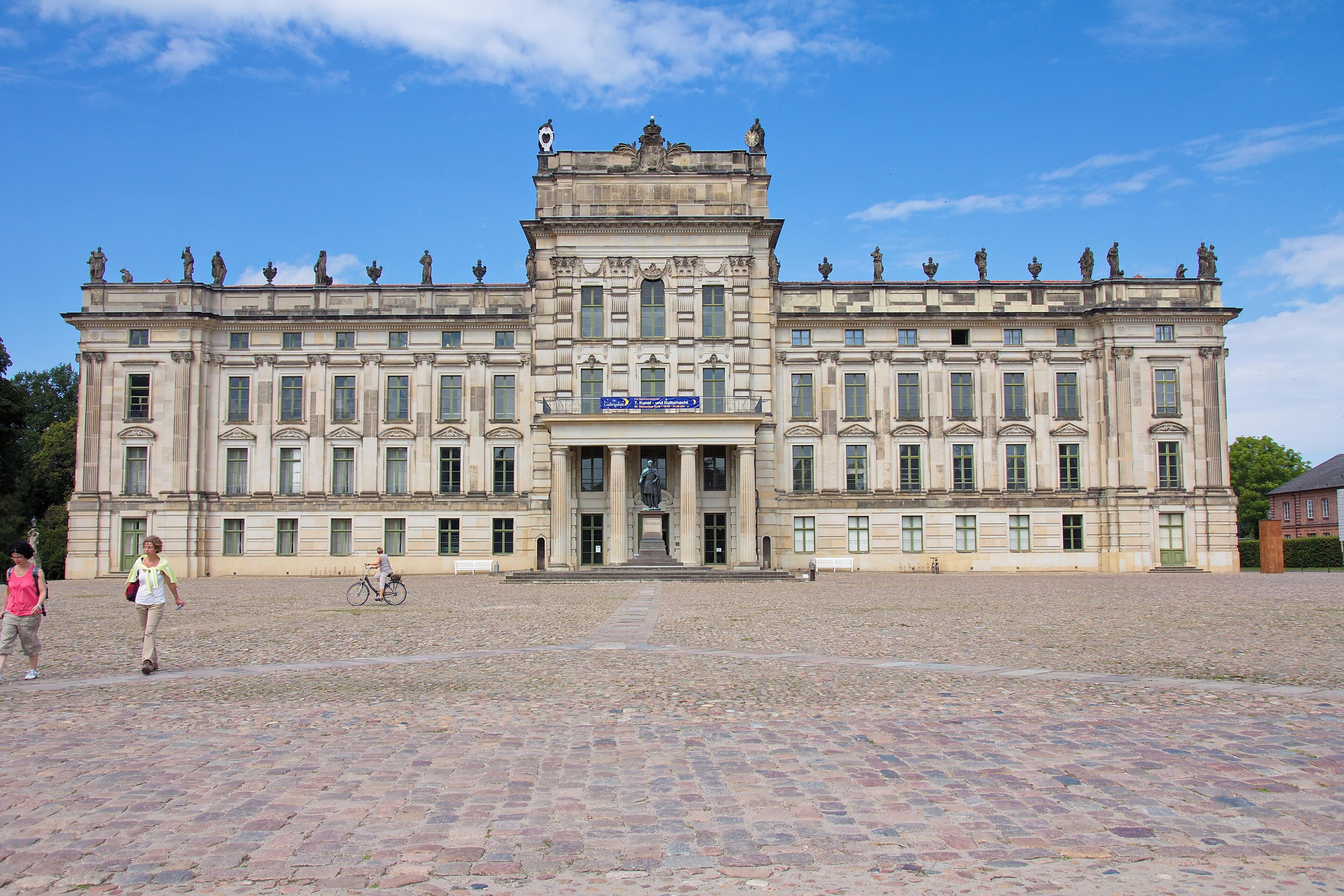 Das Baudenkmal Schloss Ludwigslust in Ludwigslust, Mecklenburg-Vorpommern, Deutschland wurde von 1772 bis 1776 errichtet