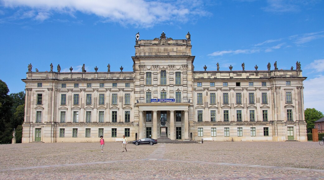 Das Baudenkmal Schloss Ludwigslust in Ludwigslust, Mecklenburg-Vorpommern, Deutschland wurde von 1772 bis 1776 errichtet