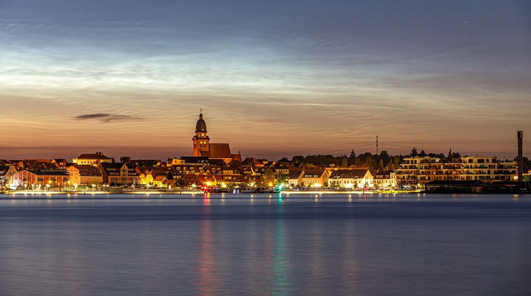 Leuchtende Nachtwolken über der Stadt Waren (Müritz) mit der Marienkirche