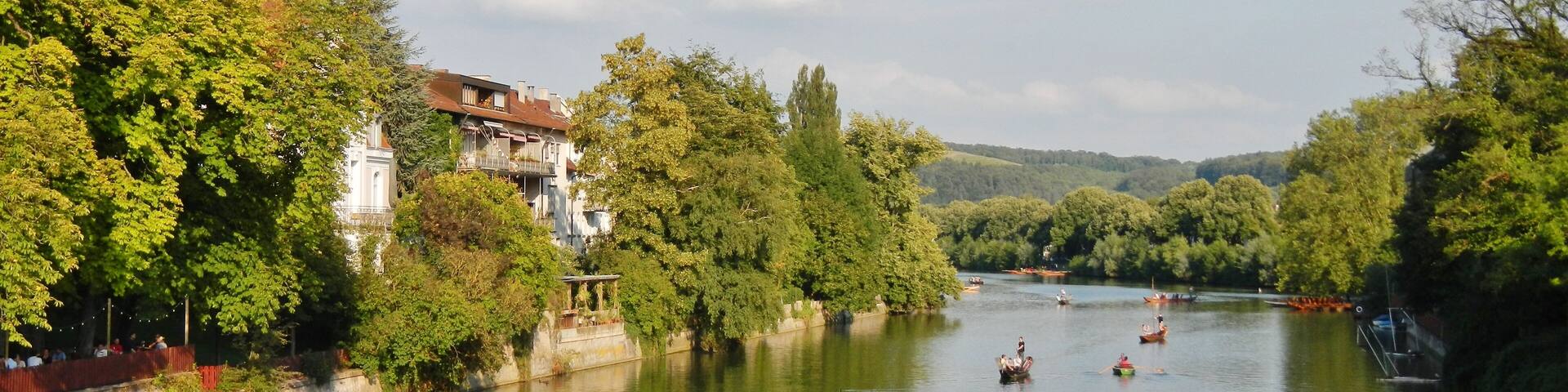 Beim 366 km langen Neckartalradweg: Blick von der NeckarbrĂŒcke Richtung Osten