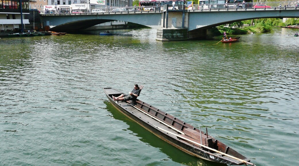 Stocherkahnfahren auf dem Neckar
