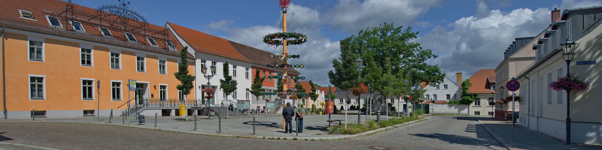 Markt in Teltow mit Rathaus