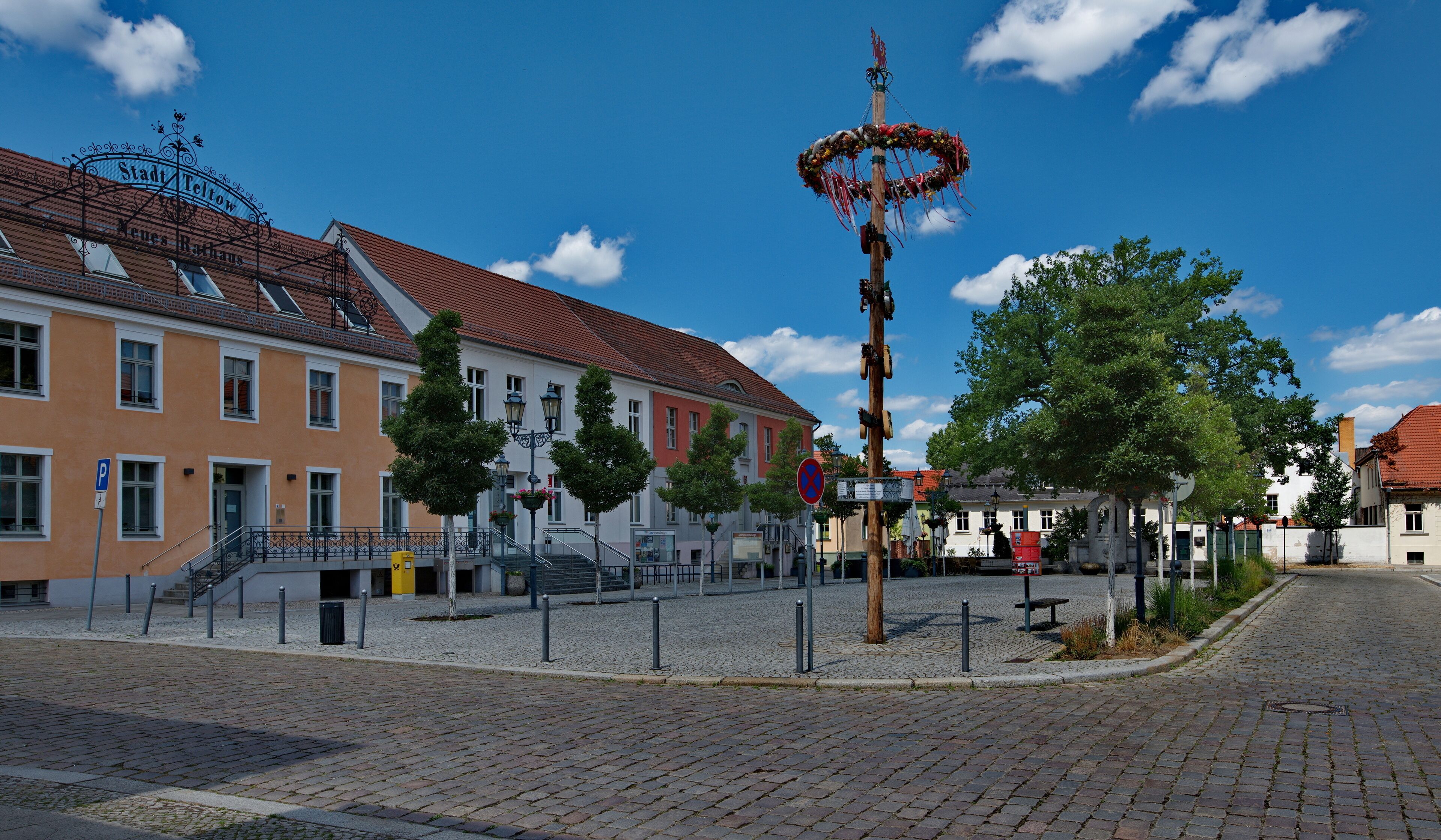Marktplatz Teltow mit Maibaum