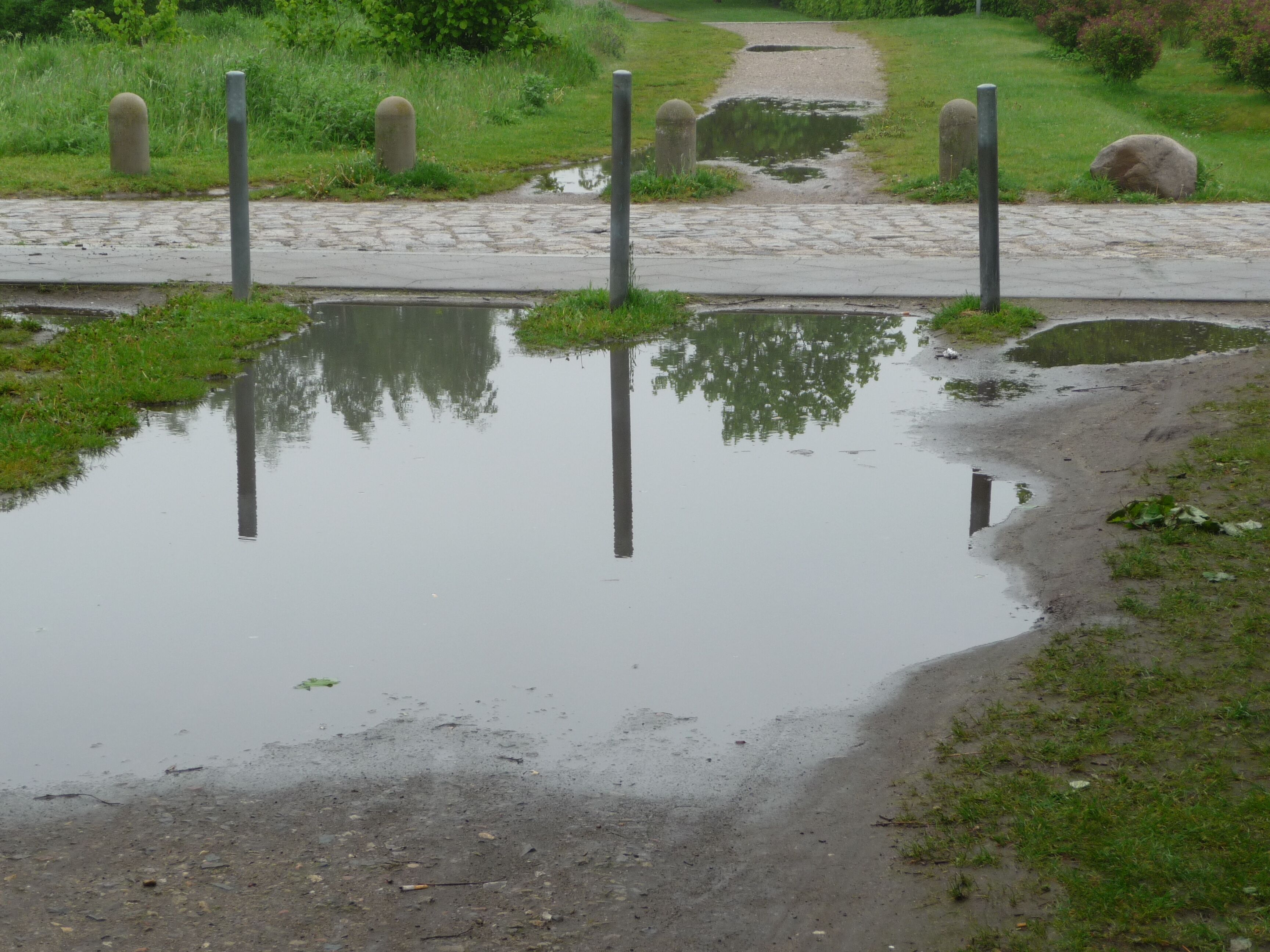 Blick entlang der Osdorfer Straße aus Richtung Westen (die Zufahrt zur REHA quert in der oberen Bildhälfte)