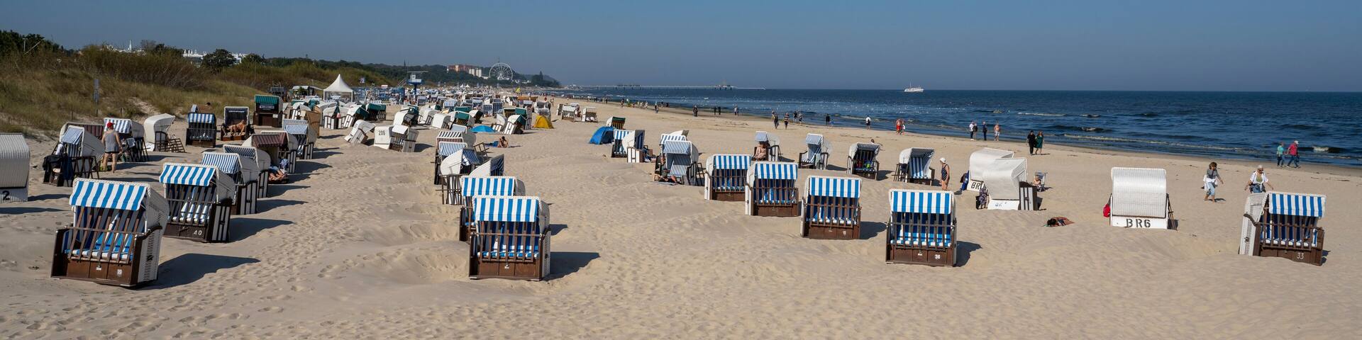 Strandkörbe und Touristen am Sandstrand, Ahlbeck, Insel Usedom, Ostsee, Mecklenburg-Vorpommern, Deutschland, Europa