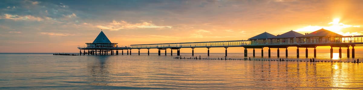 Seebrücke in Heringsdorf auf Insel Usedom im Sonnenaufgang - Panorama