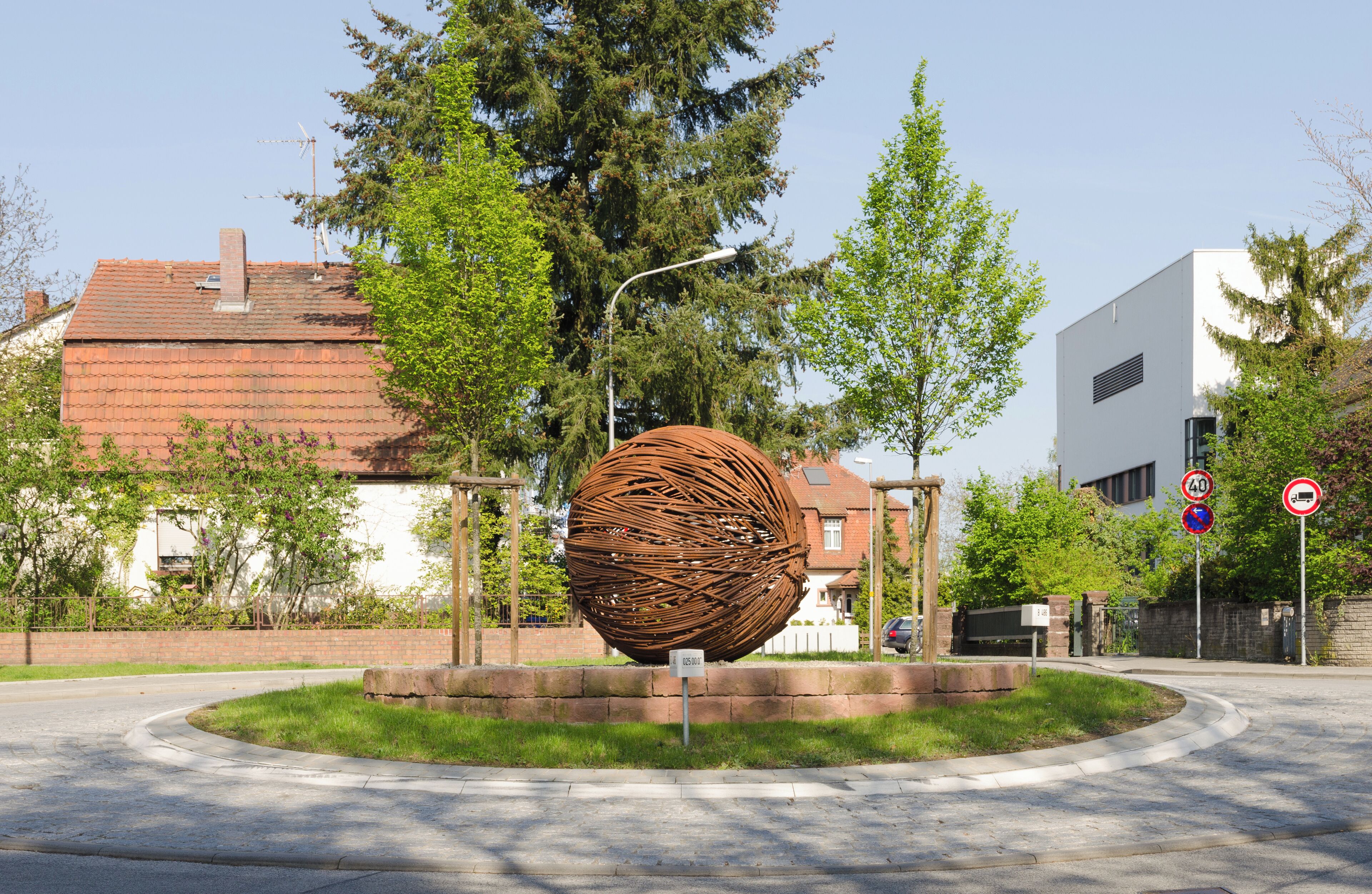 Sculpture: Gegen den Strich - Angelika Summa (2010), Mörfelden-Walldorf, Hesse, Germany.