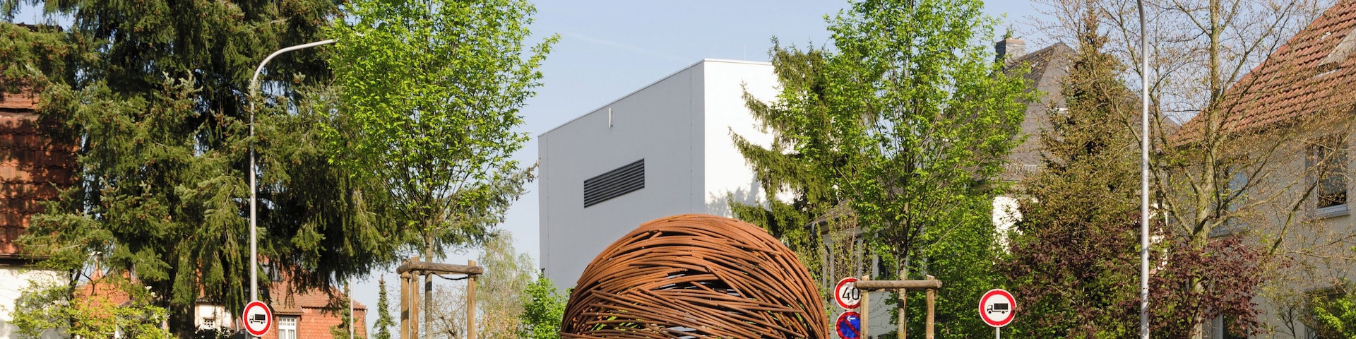 Sculpture: Gegen den Strich - Angelika Summa (2010), Mörfelden-Walldorf, Hesse, Germany.