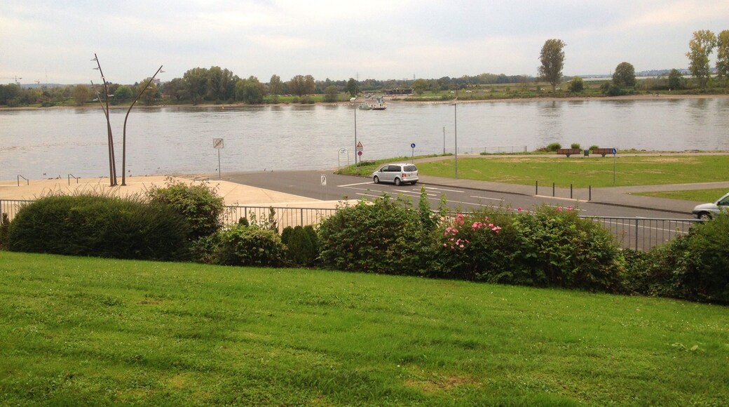 Rheinufer mit FĂ€hranleger in Mondorf