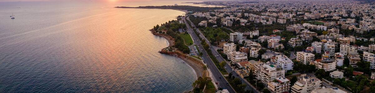 Luftaufnahme der südlichen Riviera von Athen in Griechenland mit Stränden und Restaurants bei Sonnenuntergang
